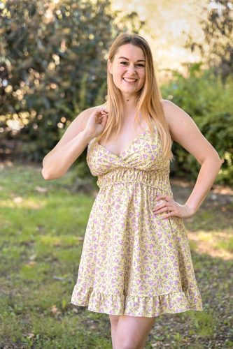 keresztpántos mellbetétes miniruha lila sárga virágos