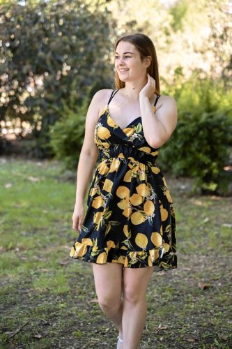 keresztpántos mellbetétes miniruha fekete virágos