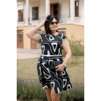 A vonalú mintás rövid alkalmi ruha övvel fekete fehér