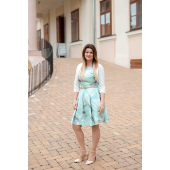 A vonalú mintás rövid alkalmi ruha övvel lila türkiz