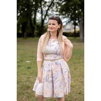 A vonalú mintás rövid alkalmi ruha övvel drapp lila