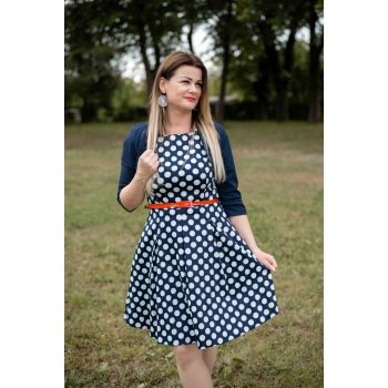 A vonalú mintás rövid alkalmi ruha övvel pöttyös