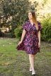 rövid ujjú fodros miniruha övvel lila fekete