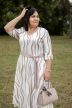 Midi A vonalú alkalmi ruha övvel bézs-fehér
