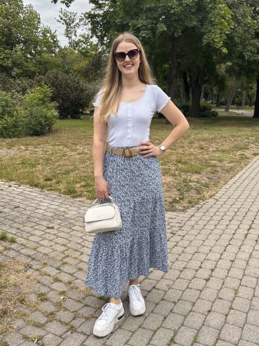 Apróvirágos maxiszoknya övvel világoskék