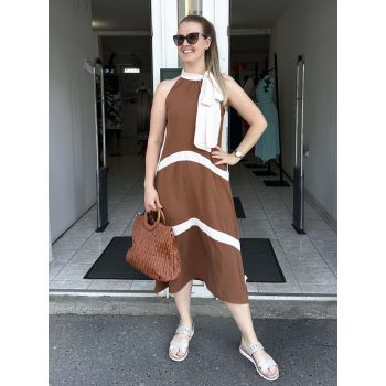 Nyakbakötős ruha barna