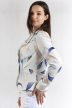 Karcsúsított blézer (fehér, kék-bézs mintás) – magyar termék