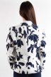 Karcsúsított blézer (fehér, sötétkék virág mintával) – magyar termék