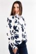 Karcsúsított blézer (fehér, sötétkék virág mintával) – magyar termék
