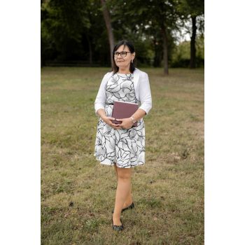 A vonalú mintás rövid alkalmi ruha övvel fehér fekete