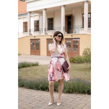   A vonalú mintás rövid alkalmi ruha övvel mályva rózsazsín