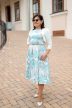 A vonalú ujjatan alkalmi ruha övvel türkiz fehér mintás