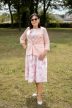 A vonalú ujjatan alkalmi ruha övvel pink fehér mintás